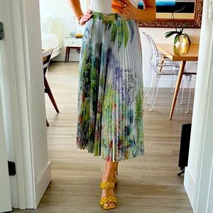 RED Valentino Spa - Pleated Skirt Floral - RARE never worn - Sz S.